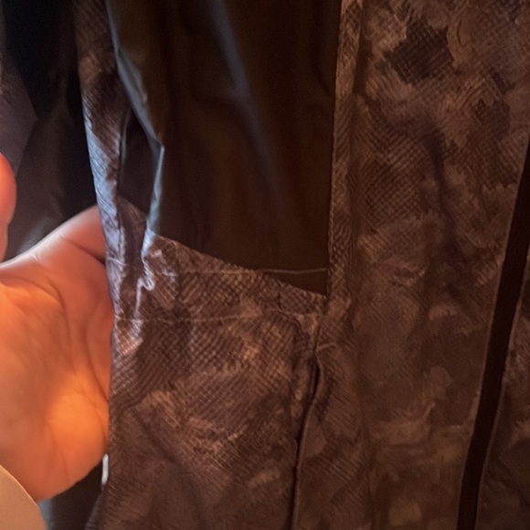 brand new, worn once, north face windbreaker - Picture 3 of 4